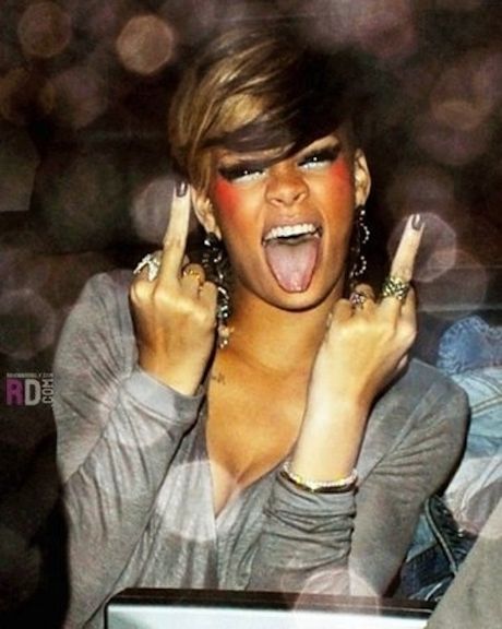 Το μεσαίο δάκτυλο της Rihanna!!! (Photos) - Φωτογραφία 14