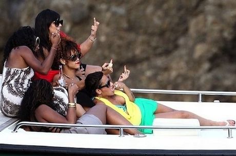 Το μεσαίο δάκτυλο της Rihanna!!! (Photos) - Φωτογραφία 28