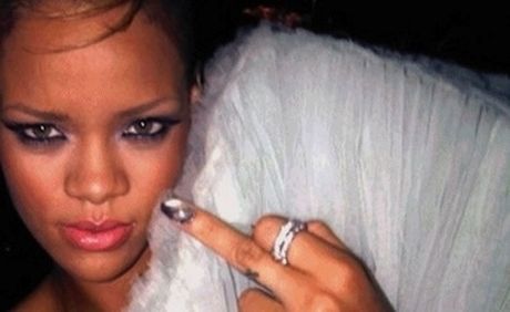 Το μεσαίο δάκτυλο της Rihanna!!! (Photos) - Φωτογραφία 3