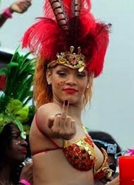 Το μεσαίο δάκτυλο της Rihanna!!! (Photos) - Φωτογραφία 4
