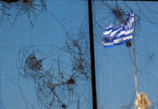 Η Ελλάδα στη ρωγμή του χρόνου (ο θρίαμβος της ανευθυνότητας και της αμετροέπειας) - Φωτογραφία 1