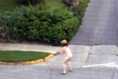 ΔΕΙΤΕ: Γυμνός ένοπλος άνοιξε πυρ στο δρόμο!