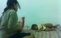 ΣΟΚΑΡΙΣΤΙΚΟ VIDEO: Χτυπάει το μώρο της στο κεφάλι επειδή εκείνο κλαίει