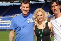 Η Ρία Αντωνίου σε ρόλο σέξι διαιτητή δίπλα στον Βιέρι και τον Ντελβέκιο