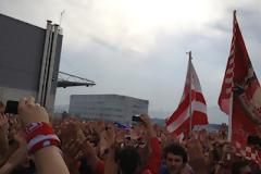 Παραλήρημα από τους οπαδούς του Ολυμπιακού στο αεροδρόμιο - Δείτε φωτογραφίες