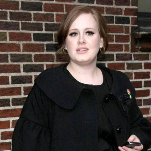 H Adele βολτάρει στο Λονδίνο με τις πιτζάμες της - Φωτογραφία 1
