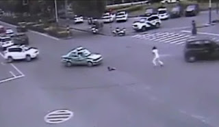 Απίστευτο βίντεο! Πατέρας έφυγε από το κινούμενο αμάξι για να σώσει τη μικρή του κόρη! [Video] - Φωτογραφία 1