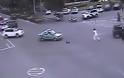 Απίστευτο βίντεο! Πατέρας έφυγε από το κινούμενο αμάξι για να σώσει τη μικρή του κόρη! [Video]