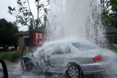 Δείτε γιατί ποτέ δεν πρέπει να παρκάρετε δίπλα από πυροσβεστικό κρουνό...