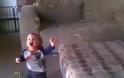 Μωράκι ξετρελαίνεται όταν βλέπει φούσκες στον αέρα! [Video]