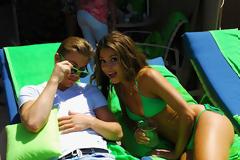 Hot: Maria Menounos σέξι στην πισίνα