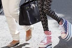 Πως περπατάει με αυτούς τους κοθόρνους;