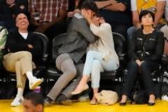 Ποιοι διάσημοι αντί να κοιτάζουν τους Lakers έριχναν γλωσσόφιλα? (Photos)