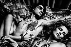 Ο Tom Cruise ποζάρει ημίγυμνος στο W!