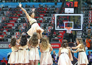 ΕΝΤΥΠΩΣΙΑΚΕΣ ΟΣΟ ΚΑΙ... ΚΑΥΤΕΣ ΟΙ CHEERLEADERS ΤΗΣ ΖΑΛΓΚΙΡΙΣ ΣΤΟ FINAL4! *BINTEO* - Φωτογραφία 5