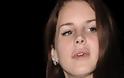 Lana Del Rey: εμφανίστηκε με... κατάμαυρο μουστάκι!