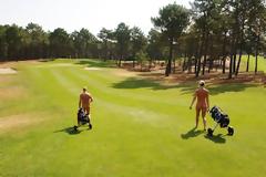 Έπαιζαν γκολφ ολόγυμνοι