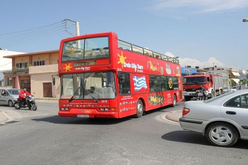 Απειλούν να κατεβάσουν τουρίστες από τα διώροφα λεωφορεία - Φωτογραφία 1