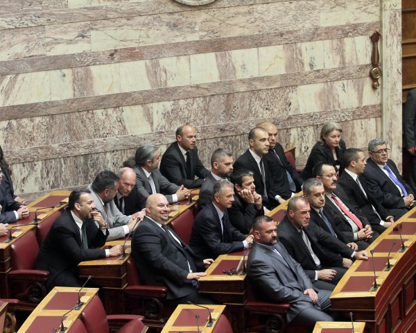 Ραμμένοι στην... πένα οι βουλευτές της Χρυσής Αυγής! [ΒΙΝΤΕΟ & ΦΩΤΟ] - Φωτογραφία 4