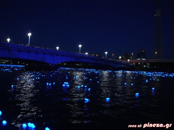 ΔΕΙΤΕ: Έριξαν 100.000 φώτα LED σε ποταμό! - Φωτογραφία 16
