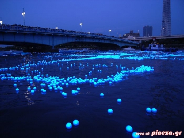 ΔΕΙΤΕ: Έριξαν 100.000 φώτα LED σε ποταμό! - Φωτογραφία 6