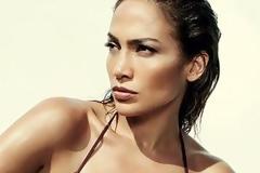 ΔΕΙΤΕ: H J-Lo ποζάρει με καυτά μαγιό
