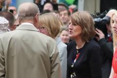 ΔΕΙΤΕ: Ο 91χρονος ελληνικής καταγωγής Φίλιππος Β της Αγγλίας την πέφτει σε ξανθιά!