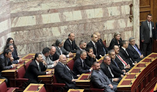Εγέρθησαν όλοι οι βουλευτές για το κοράνι… Πλην των 21 της Χρυσής Αυγής - Φωτογραφία 1