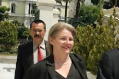 Ετσι έφυγαν από τη Βουλή ο μπαμπάς, η μαμά και η κόρη Μιχαλολιάκου [εικόνες]