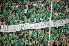 ΔΕΙΤΕ: Άσε το τραγούδι και γύρισε πορνό... τραγούδησαν Κύπριοι οπαδοί στην Στικούδη!