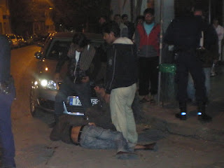 Eβγαλαν μαχαίρια οι Πακιστανοί στο Βόλο! - Συμπατριώτης τους κρύφτηκε στο Δημαρχείο για να γλιτώσει! - Φωτογραφία 1