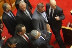 Οι βουλευτές της Χρυσής Αυγής μπήκαν σε …παρέλαση και όλοι μαζί στην Βουλή (Video)