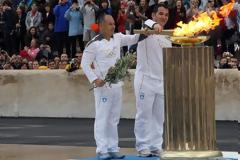 Παραδόθηκε η Ιερή Φλόγα στην επιτροπή «Λονδίνο 2012»