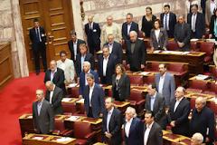 Λεπτό προς λεπτό η παρουσία της Ρεπούση στη Βουλή. Μόλις ο Πρόεδρος της Βουλής ζήτησε να τηρηθεί ενός λεπτού σιγή για...