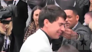Απίστευτο σκηνικό! Δημοσιογράφος προσπαθησε να φιλήσει στο στόμα τον Will Smith και αυτός του έριξε σφαλιάρα! [Video] - Φωτογραφία 1