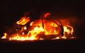 Αυτοκίνητο έπιασε φωτιά στα Λιμανάκια της Βουλιαγμένης