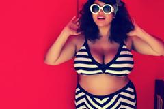 To κορίτσι που λανσάρει το fatkini!