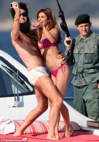 Sacha Baron Cohen: Όταν βαριέται τις γυναίκες, τις πετάει στη θάλασσα! - Φωτογραφία 1