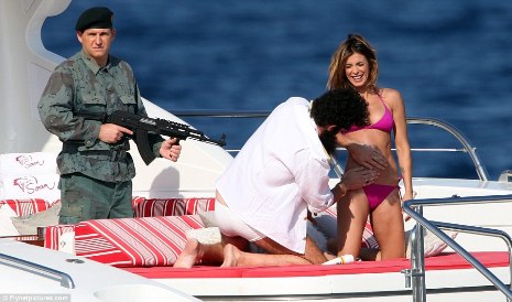 Sacha Baron Cohen: Όταν βαριέται τις γυναίκες, τις πετάει στη θάλασσα! - Φωτογραφία 5
