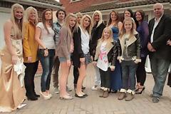 Ένας άντρας με μία ντουζίνα γυναίκες!