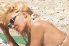 Ε. Μενεγάκη: Με μικροσκοπικό μπικίνι στο πρώτο της μπάνιο στα Άχλα της Άνδρου!