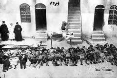 Ο Μουσταφά Κεμάλ έδωσε το σύνθημα: «σκοτώστε τους γκιαούρηδες!..» κι άρχισαν  οι θηριωδίες των Τούρκων και οι στρατολογήσεις στα  « Αμελέ Ταμπουρού»