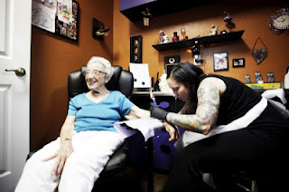 Γιαγιά έκανε τατουάζ στα 101 της χρόνια! - Φωτογραφία 1