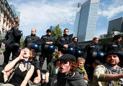 Οι Γερμανοί διαδηλώνουν κατά της λιτότητας - Φωτογραφία 1