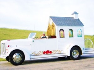 Η πρώτη «κινητή» εκκλησία που τελεί γάμους στο δρόμο! (PICS) - Φωτογραφία 1