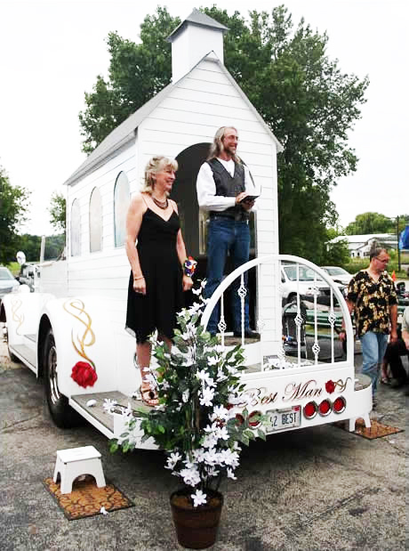 Η πρώτη «κινητή» εκκλησία που τελεί γάμους στο δρόμο! (PICS) - Φωτογραφία 3