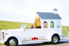 Η πρώτη «κινητή» εκκλησία που τελεί γάμους στο δρόμο! (PICS)