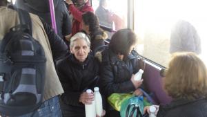 Γάλα στο λαό μοίρασαν οι αγρότες στα Τρίκαλα... [photos] - Φωτογραφία 3