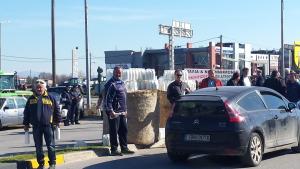 Γάλα στο λαό μοίρασαν οι αγρότες στα Τρίκαλα... [photos] - Φωτογραφία 4