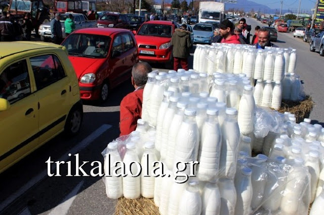 ΤΡΙΚΑΛΑ: Αγρότες και κτηνοτρόφοι μοίρασαν 5.000 μπουκάλια φρέσκο γάλα στο μπλόκο - Εφεραν και τον μικρό Αλέξη... [photos+video] - Φωτογραφία 2